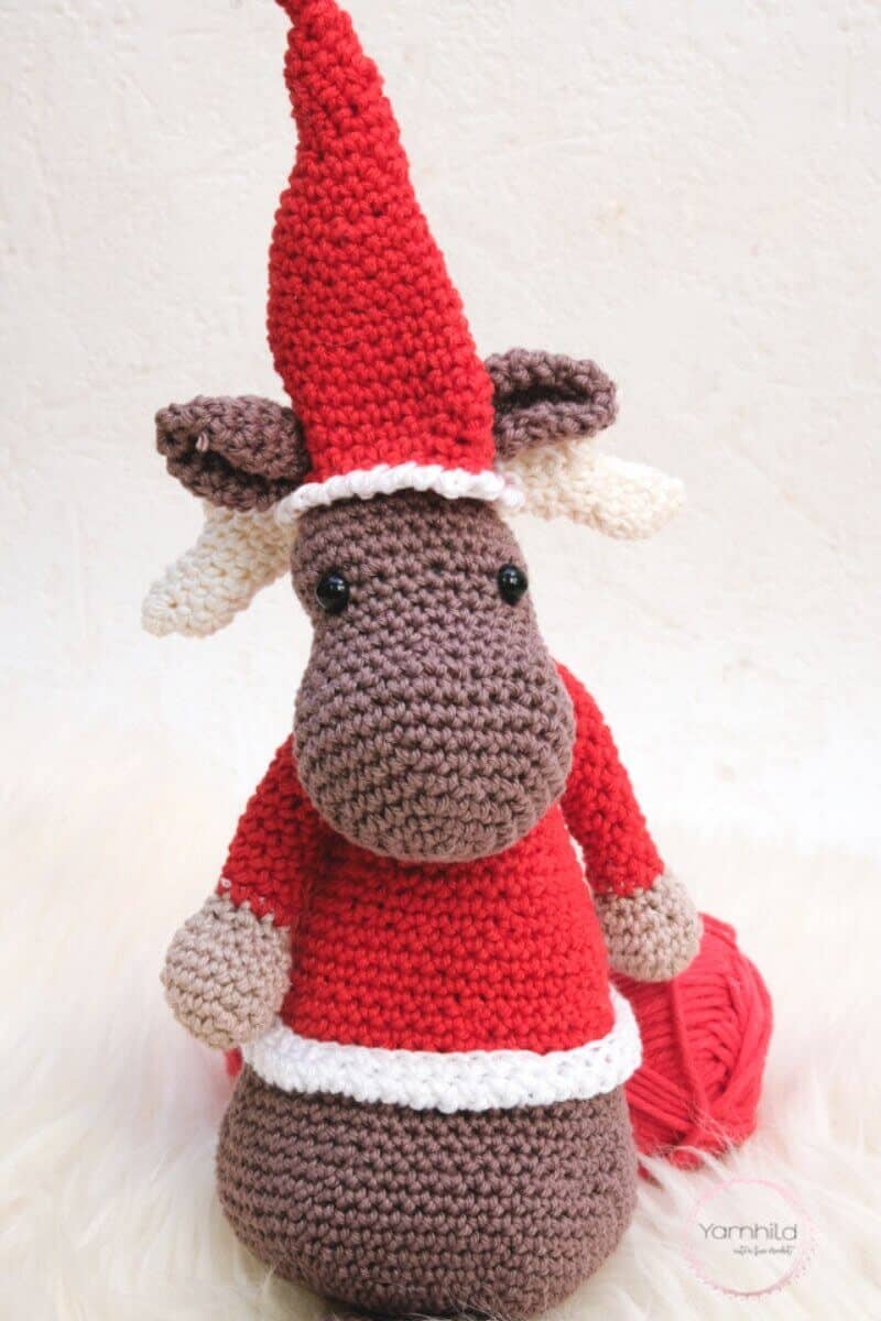 Photo of the finished Amigurumi Christmas Elk wearing a Santa hat